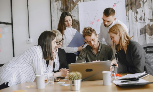 Naaloo gana terreno en pymes y se posiciona entre las referencias de gestión del desempeño en Argentina