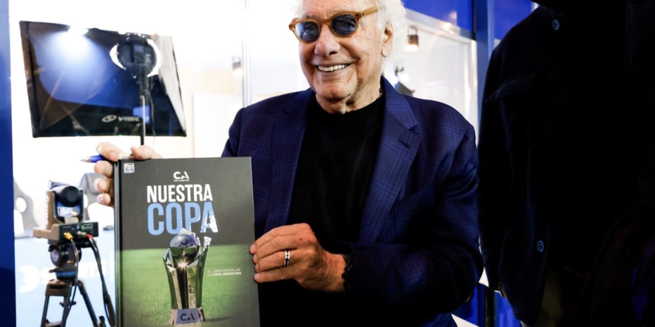 LA PELOTA SE METIO EN LA FERIA DEL LIBRO