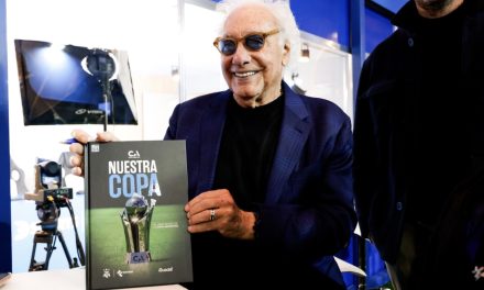 LA PELOTA SE METIO EN LA FERIA DEL LIBRO