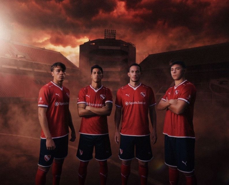 FORJADA EN EL INFIERNO:  PUMA Y EL ROJO PRESENTAN SU NUEVA CAMISETA TITULAR